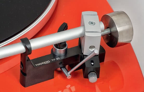 Częścią gramofonu Thorens TD209 jest fabryczne ramię TP90 z kompletem możliwości regulacyjnych.