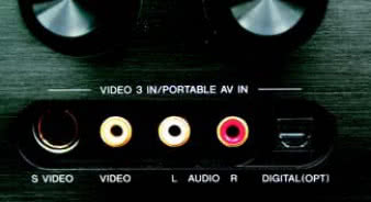 Pod plastikową
zaślepką znajduje się
podręczne wejście,
gniazda użyte w tym
zestawie są typowe.