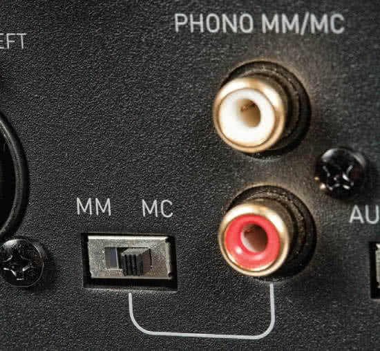 M6si można za to pochwalić za najbardziej zaawansowany przedwzmacniacz gramofonowy, który obsługuje zarówno wkładki MM, jak i MC.