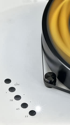 Gramofon jest sterowany elektronicznie, a obroty w pewnym zakresie można samodzielnie zmieniać. Wałek silnika umieszczono tuż przy talerzu, żeby pasek napędowy miał jak najmniejsze luzy.