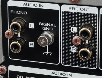 Po raz pierwszy zastosowano zaawansowany układ
przedwzmacniacza phono – Marantz Musical Phono
EQ; trochę szkoda, że wyłącznie dla wkładek MM.