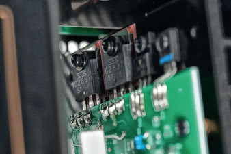 Dwie pary tranzystorów (na każdy kanał) pochodzą
od Sankena.