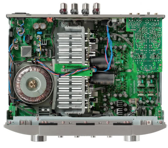 Umieszczony centralnie radiator dodatkowo oddziela moduł zasilający od sekcji audio.
