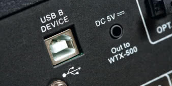 Dwa wejścia XXI wieku: wejście USB, przeznaczone
do sygnału z komputera, a drugie zasilające
zewnętrzny odbiornik Bluetooth. Przyjmą sygnał do
16 bitów/44,1 kHz, wyższe parametry są zarezerwowane
dla wejścia RCA.