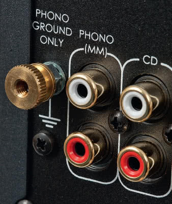 Obok wejść liniowych jest także jedno dla
gramofonu analogowego (wkładka MM).