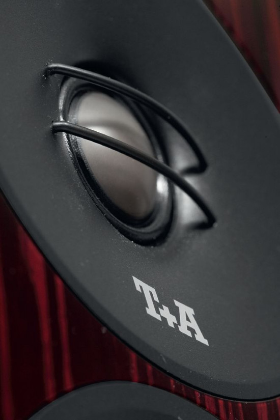 25-mm magnezowa kopułka wysokotonowa pracuje w bardzo szerokim zakresie – od podziału przy 2 kHz aż do 45 kHz.
