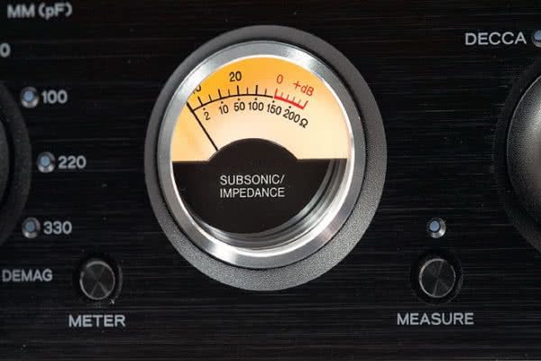 Wskaźnik wychyłowy pokaże poziom sygnałów subsonicznych oraz impedancję podłączonej wkładki.