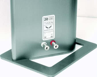 Zaciski przyłączeniowe niezłoconej wersji ładnie komponują się z aluminiową obudową. Podstawa stabilizująca ma formę prostą i funkcjonalną. Żadnych zbędnych ozdobników 