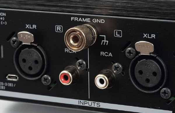 PE-505 przyjmuje sygnały symetryczne z wkładki pod warunkiem, że skorzystamy z wejść XLR (nawet jeśli gramofon ma RCA, to możemy zastosować przejściówki).