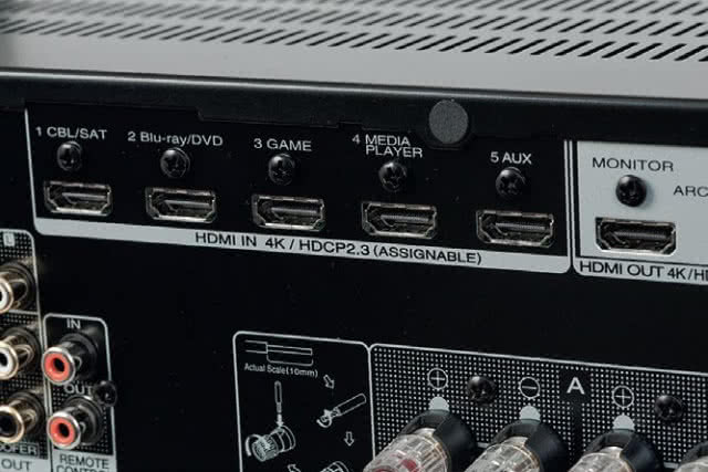 NR1200 potrafi w ramach HDMI przełączać sygnały 4K (wraz z dodatkami HDR), ale dźwięk akceptuje wyłącznie jako dwukanałowy PCM.