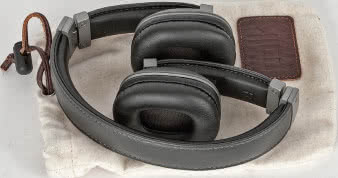 W lewej muszli znajdują się radiowy komunikator NFC oraz gniazdo do podłączenia przewodu.