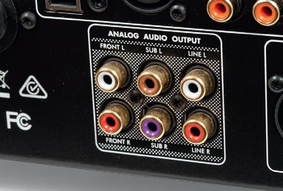Wśród wyjść analogowych jest stereofoniczna para dla subwooferów, kalibracja ARC pozwala łatwiej zintegrować je z "satelitami".