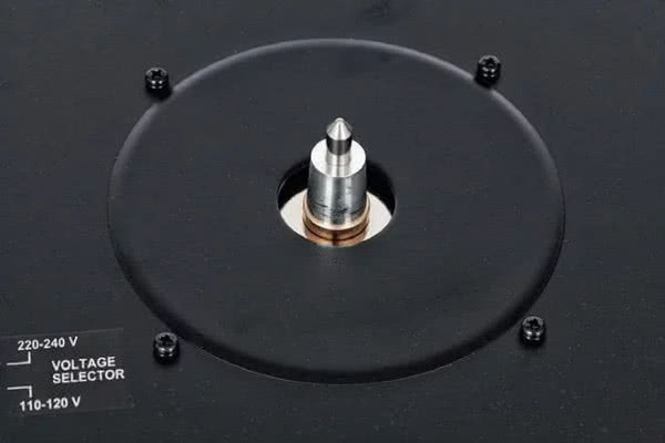To jedyny w tej stawce gramofon z napędem bezpośrednim, talerz blokuje się na osi wyprowadzonej wprost z silnika.