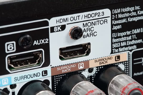 Wyjście HDMI jest jedno, ale z kanałem eARC i skalowaniem obrazu do najwyższej specyfikacji 8.