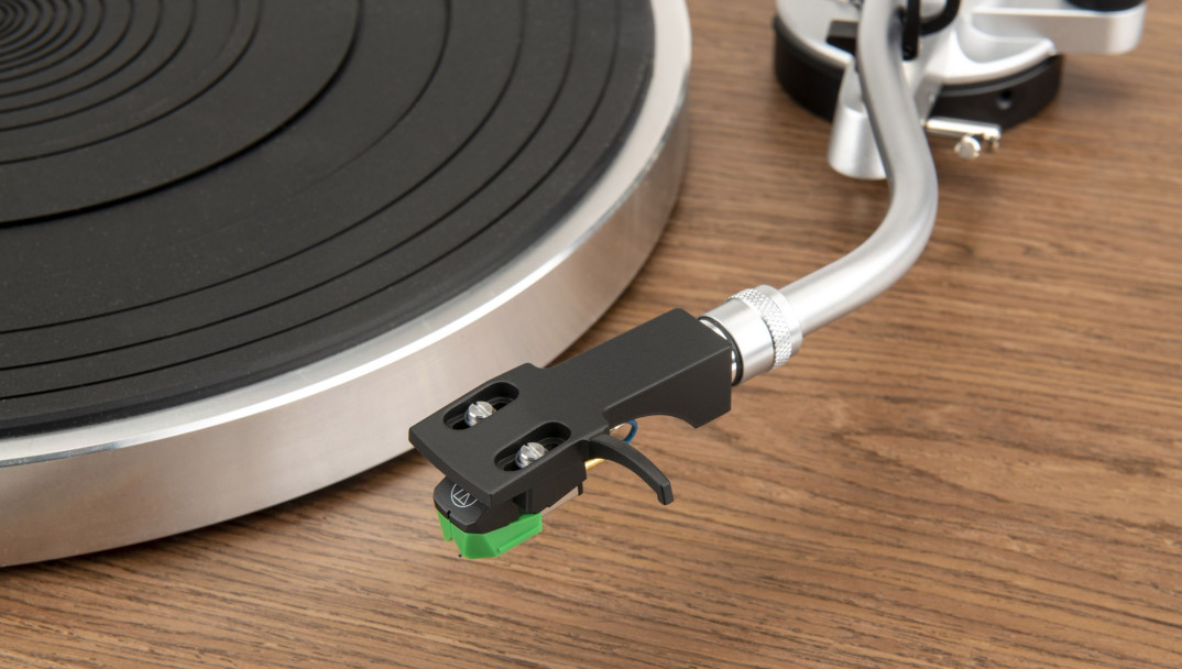 Gramofon JBL TT350 Classic - klasyczne wzornictwo i nowoczesne technologie