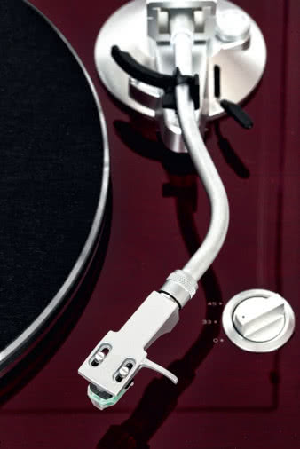 To jedyna w tej grupie konstrukcja z ramieniem
typu S-Shape, które dodaje gramofonowi
rasowego, oryginalnego stylu.