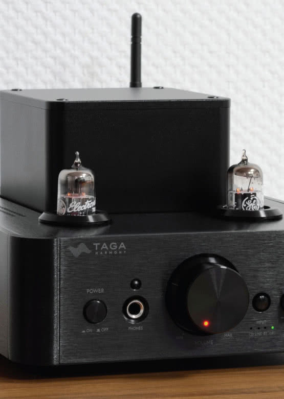 Wzmacniacz hybrydowy Taga Harmony HTA-700B w dwóch nowych wersjach