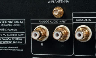 NAD M50.2: Są nawet analogowe wejścia... ale nie ma analogowych
wyjść (bo nie ma przetwornika C/A), sygnał
można wydobyć jedynie w formie cyfrowej.