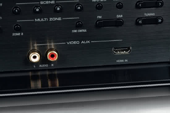 W podręcznym panelu Yamahy rezygnowano tylko z?analogowego wejścia wideo, jest analogowe audio (RCA) oraz oczywiście HDMI.