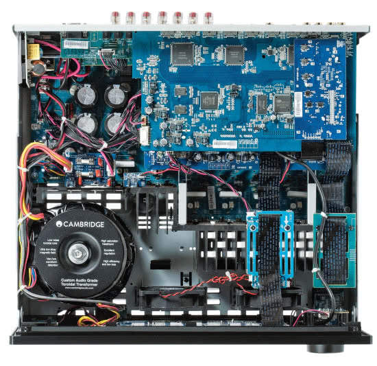 Wnętrze obudowy prezentuje się znakomicie. Z dużym toroidalnym transformatorem sąsiaduje podzielony na sekcje radiator z 14 tranzystorami mocy. Tuż za gniazdami HDMI znajduje się płytka z układami cyfrowymi, audio i wizyjnymi. Do konwersji C/A użyto ośmiokanałowego CS42528 (24 bit/192 kHz).