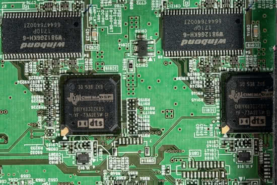 Podczas gdy konkurenci wybierają procesory Analog Devices, Yamaha jest od lat wierna układom rodziny Cinema DSP firmy Texas Instruments.