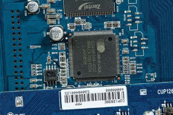 Robotę przy dźwięku
dookólnym wykonuje
Cirrus Logic CS49834A,
zawiera najnowsze
standardy Dolby Atmos
i DTS:X, choć producent
ich nie uruchomił.