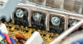 W końcówce mocy tranzystory Sanken, po jednej
parze na kanał.