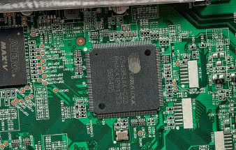 W droższych
modelach Denona
dekodowaniem
surround zajmują
się procesory Analog
Devices Harc;
tutaj powierzono
je scalakowi Cirrus
Logic.