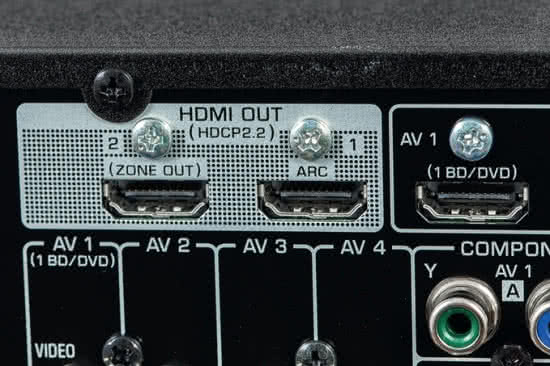 Wyjścia HDMI są dwa, dla obydwu stref.