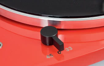 Trójpozycyjny wyłącznik z selektorem obrotów
umieszczono w wygodnym miejscu.