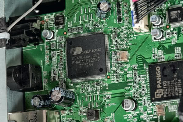 Podstawowym układem dekodującym jest procesor Cirrus Logic CS49844.