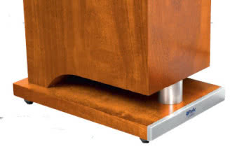 Nowy projekt dolnej części
obudowy, wciąż minimalistyczny,
ale już ciekawszy, dodaje Pro-Akom wizualnej
atrakcyjności. Podcięcie obudowy nie jest tylko
pomysłem plastycznym - w dolnej ściance
zainstalowano otwór bas-refleks.