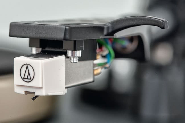 Producenci gramofonów sięgają najczęściej po wkładki japońskiej Audio-Techniki lub duńskiego Ortofona. JBL głosuje za AT.