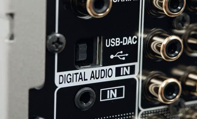 W panelu cyfrowym są ważni i ważniejsi, a liderem jest oczywiście wejście USB przyjmujące sygnały PCM 32/384 oraz DSD256.
