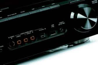 Port USB jest traktowany jako pełnoprawne
wejście, ma swoje miejsce w przełączniku
źródeł i znajduje się na przednim panelu.