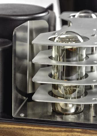 845 to trioda pośrednio żarzona. Białe światło, jakie
emituje, zawdzięcza m.in. wysokiemu napięciu
anodowemu - ok. 1000 V. Za lampami umieszczono
refl ektor chroniący transformatory przed wysoką
temperaturą.