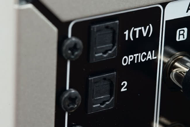 Łączenie sprzętu Hi-Fi z telewizorem przywróciło znaczenie gniazd optycznych.