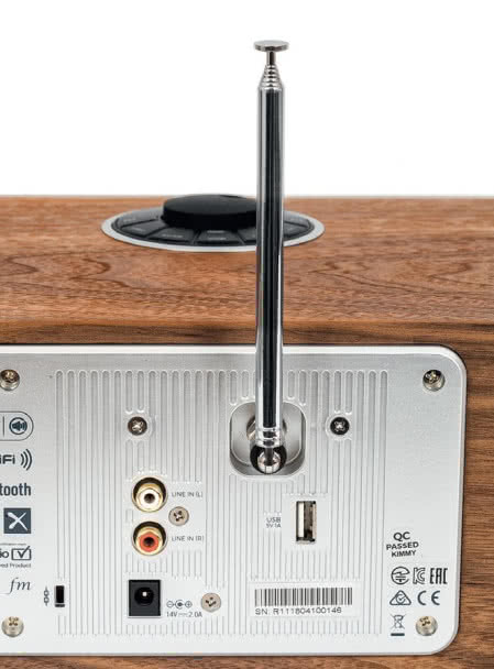 R2 mk3 ma "hajfajowe" wejście analogowe RCA, cyfrowe USB, w komplecie jest antena teleskopowa (dla tunera FM i DAB+).