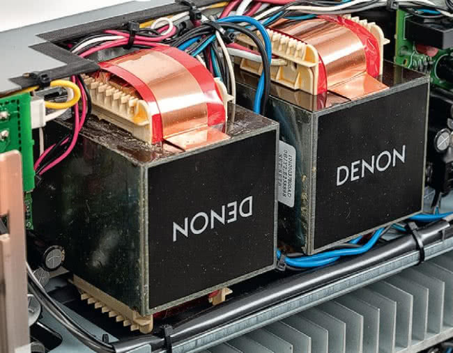 Układ dual-mono wykonano bez taryfy ulgowej, każdy kanał ma własny transformator.