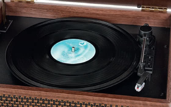 Po otwarciu górnej pokrywy pojawia się cały moduł gramofonu zawieszony na elastycznym resorze (odsprzęgnięty od obudowy).