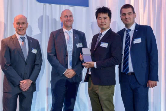 Przedstawiciel Denona, Yoshinari Fukushima (nagroda za słuchawki AH-D7200), w towarzystwie (od lewej) Paula Millera, Jammie Biesemanna (szef grupy ekspertów Hi-Fi) i Ljuby Miodragovica (wiceprezydent).