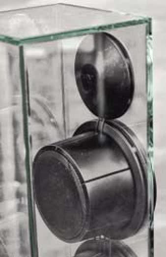 Tyły przetworników nisko-średniotonowych mają
duże osłony - nie tylko z powodów estetycznych, ale
przede wszystkim akustycznych - zabezpieczają one
membrany przez "atakiem" fal stojących generowanych
w obudowie, które nie są tutaj gaszone
klasycznym materiałem tłumiącym.