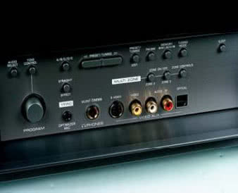 Znajdujące się pod klapką przyciski
pozwalają na wygodne obsłużenie skomplikowanego
audiowizualnego urządzenia, a po jej
zamknięciu RX-V1800 nabiera audiofilskiej
aparycji - jakby z AV nie miał nic wspólnego...