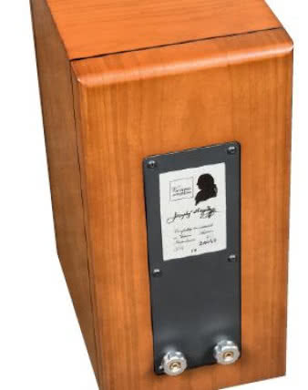 Tak duży panel
dla jednej pary zacisków
byłby czymś bardzo dziwnym, ale nie jest,
skoro na jego wewnętrznej stronie zamontowano
płytkę zwrotnicy - długą, z dużymi, bardzo dobrymi
(wyłącznie cewki powietrzne i kondensatory
polipropylenowe) i swobodnie rozplanowanymi
elementami. Pod tym względem konstrukcja Vienny
może być wzorem dla wszystkich pozostałych.