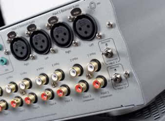 Dwa zbalansowane wejścia służą zamiennie
z dwoma niezbalansowanymi. Wybieramy je
przełącznikami hebelkowymi.