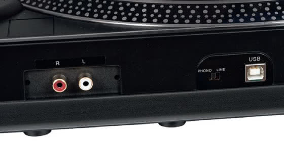 Wyjściowe gniazda RCA są złocone, niewielki przełącznik służy do wyboru trybów pracy (sygnał z wkładki lub z wbudowanego przedwzmacniacza phono), L-3808 ma nawet wyjście USB, pozwalające zgrać płytę na dysk twardy komputera.