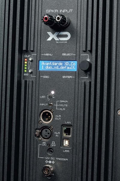 Nowy wzmacniacz i panel kontrolny wersji XD wygląda zupełnie inaczej; jest wyposażony w mały wyświetlacz, który pozwala przeprowadzić większość regulacji już w tym miejscu, bez zaprzęgania komputera; ten jednak da nam dostęp do jeszcze większych możliwości i pozwoli obserwować zmiany kształtu charakterystyki.