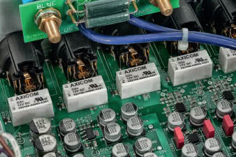 Wysokiej klasy przekaźniki gwarantują skuteczną
separację między obwodami.