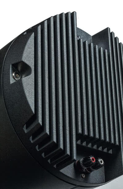 Cylindryczna obudowa głośnika średniotonowego jest zamknięta aluminiowym panelem w formie radiatora, który pełni tu rolę bardziej dekoracyjną. Podłączenie głośnika średniotonowego wymaga dodatkowego kabla (głośnikowego), prowadzonego z zacisków dolnej sekcji (albo bezpośrednio ze wzmacniacza; sygnał do głośnika średniotonowego w ogóle nie jest fi ltrowany).