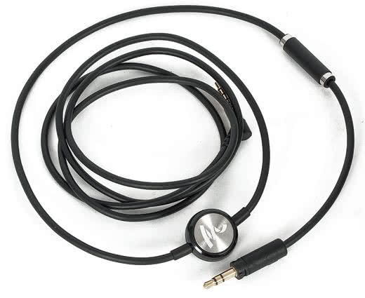 Jak przystało na słuchawki mobilne, kabel jest krótki, ma sterownik i mikrofon, chociaż nietypowo rozdzielone między dwie "beczułki".